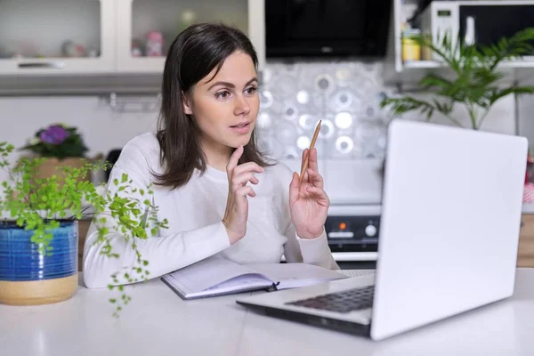 Jovem do sexo feminino trabalhando em casa escritório usando laptop, mulher de negócios, professor — Fotografia de Stock