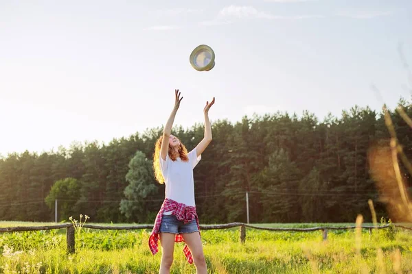 Feliz chica adolescente saltando con sombrero. Alegría de vacaciones verano naturaleza —  Fotos de Stock