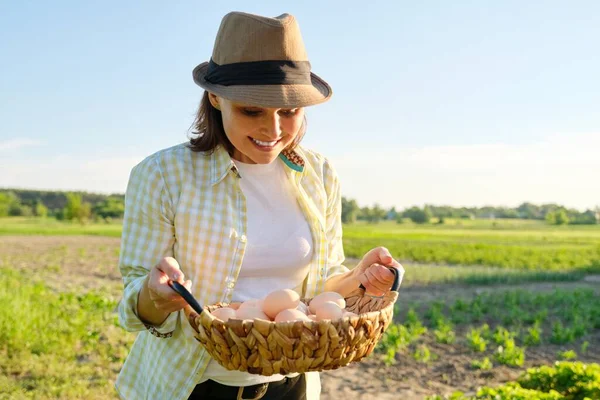 Kadın çiftçi elinde taze yumurta sepeti, doğa, bahçe, kırsal alan