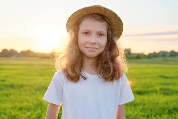 Porträtt flicka barn 9, 10 år i hatt, sommar grön äng solnedgång bakgrund — Stockfoto