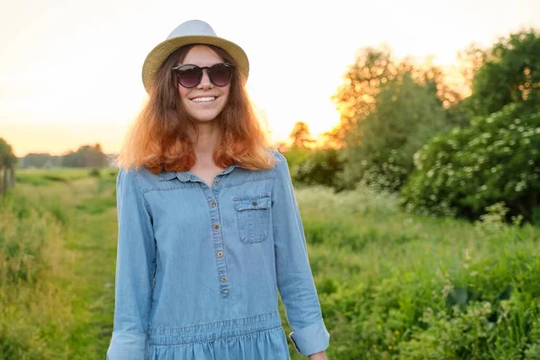 Menina adolescente bonita em chapéu de vestido de jeans — Fotografia de Stock