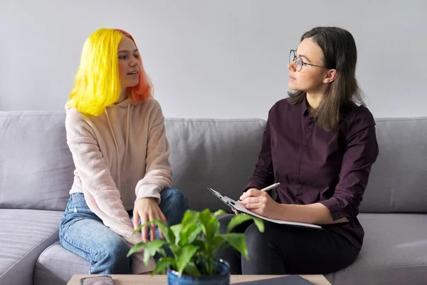 Chica adolescente dando entrevista a trabajadora social. Psicólogo de la escuela hablando con estudiante —  Fotos de Stock