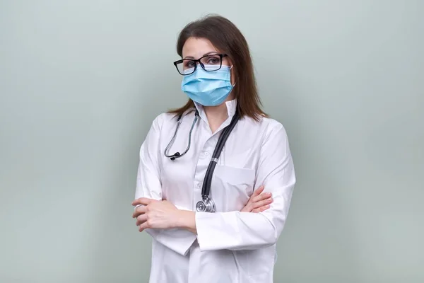 Retrato de doctora en máscara protectora médica con estetoscopio — Foto de Stock