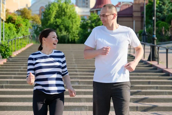 도시의 계단을 달리는 부부, 성숙 한 남자와 여자 — 스톡 사진