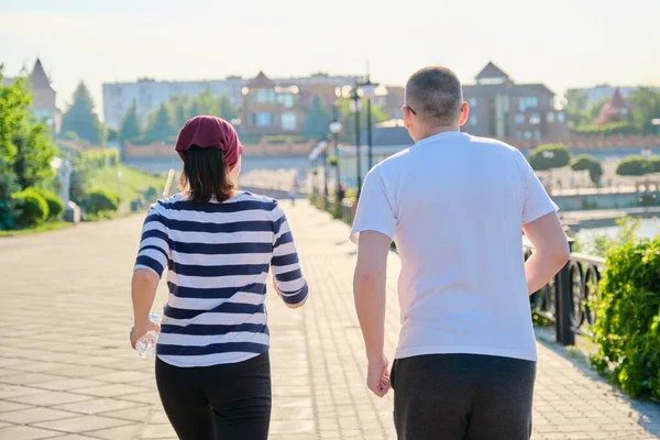 Pareja corriendo en vista trasera de la ciudad, hombre y mujer maduros juntos —  Fotos de Stock