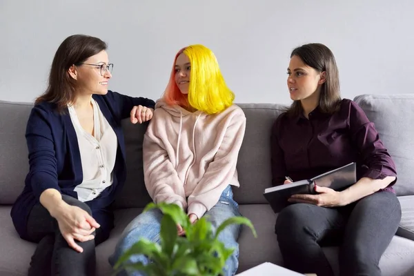 Mulher assistente social falando com mãe e filha adolescente — Fotografia de Stock