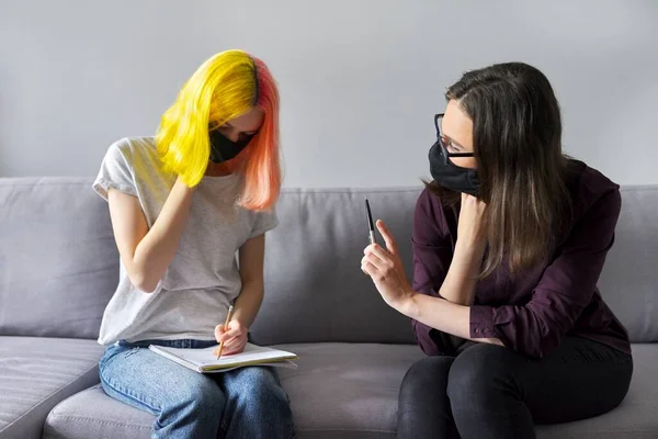 Enseignant travaillant avec un étudiant, en masques de protection noirs — Photo