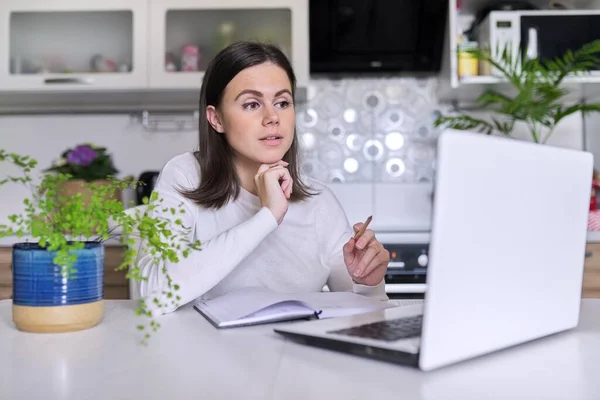 Mujer profesora, mentora, psicóloga mirando webcam de laptop —  Fotos de Stock