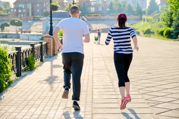 Coppia che corre in città vista posteriore, maturo uomo e donna insieme — Foto Stock