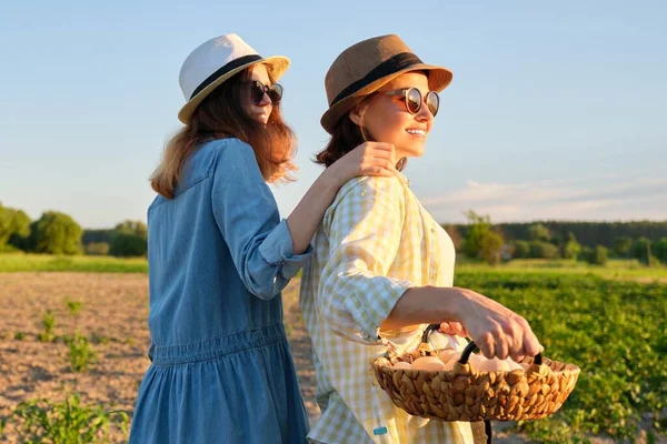 Vrouwen moeder en dochter met mand van eieren, levensstijl, natuur, tuin achtergrond — Stockfoto