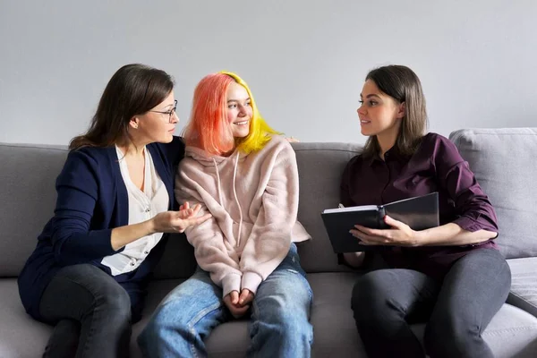 Family mother and teenage daughter in meeting with psychologist — Stock Photo, Image