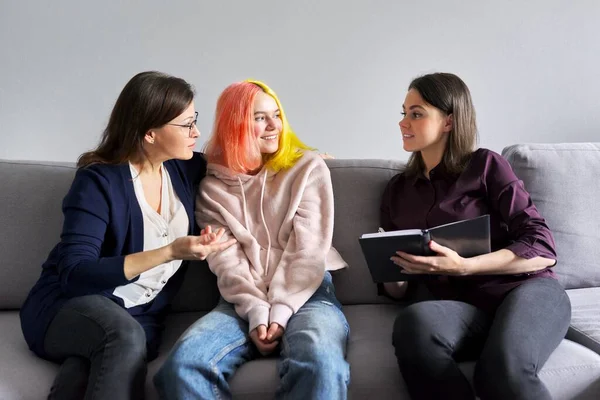 Família mãe e filha adolescente em reunião com psicólogo — Fotografia de Stock