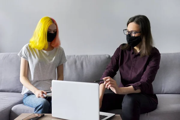 Profesor trabajando con estudiante universitario, con máscaras protectoras negras —  Fotos de Stock