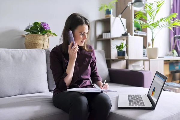 Portrait de jeune femme d'affaires travaillant à la maison — Photo