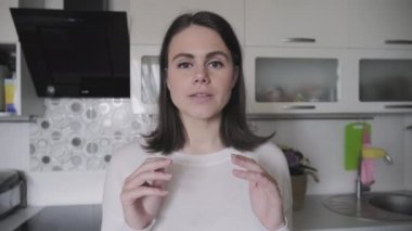 Video görüşmesi, video konferansı, webcam 'e bakan genç iş kadını, yakın çekim yüz, müşteri iş arkadaşlarıyla konuşma.. 