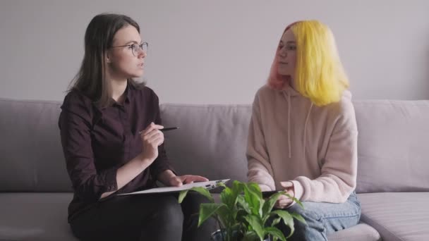 Psychologue de femme travaillant avec une adolescente. Visite et conseil d'un thérapeute mental et social professionnel. — Video