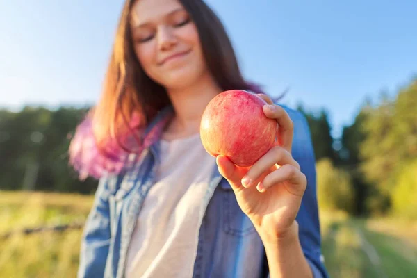 Jovem mulher feliz com maçã vermelha, menina mordendo uma maçã — Fotografia de Stock