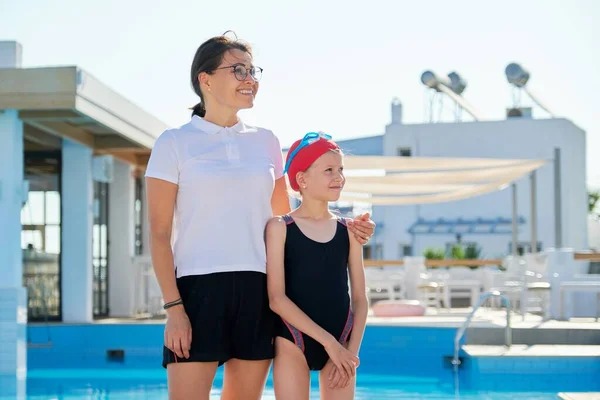 Familia, deporte, natación, salud, concepto de estilo de vida. Retrato de mamá y su hija — Foto de Stock