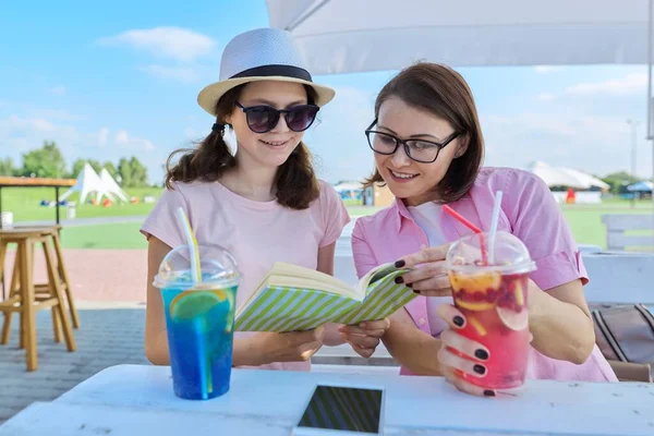Feliz mamá y hija adolescente juntos en un café al aire libre de verano — Foto de Stock