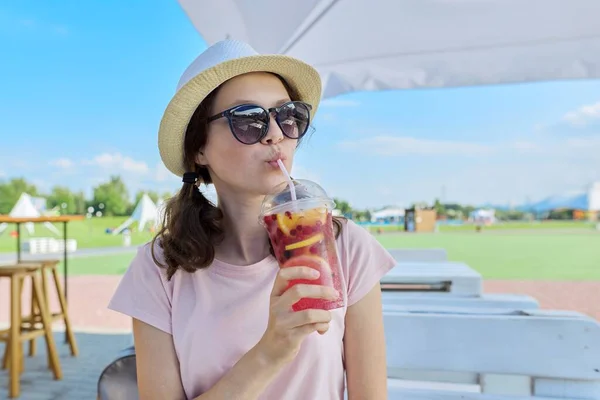 Girl in audor cafe in hat sunglasses with berry drink — Stock Photo, Image