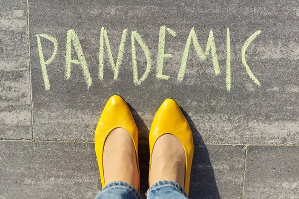 Concept pandémique, vue de dessus sur les jambes de la femme et texte écrit à la craie sur le trottoir gris — Photo