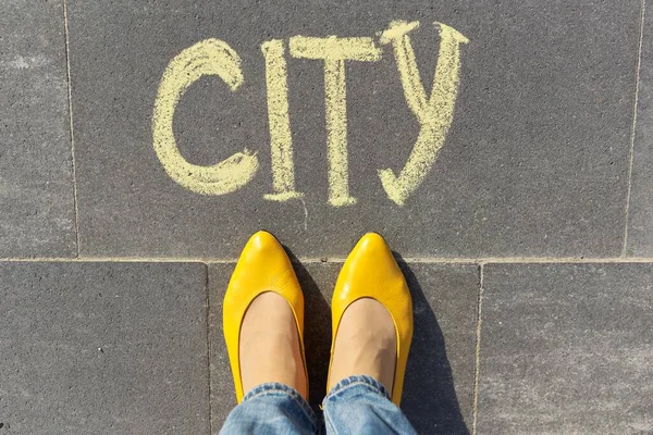 City koncept, pohled shora na ženské nohy a text napsaný křídou na šedém chodníku — Stock fotografie