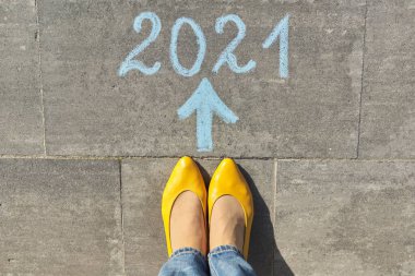 2021 yıllık ok ileri konsepti, kadın bacakları ve metnin üst görünümü