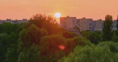  Zaman kaybı, yaz şehrinde hareket eden güneşin penceresinden manzara, şehirde gün batımı, akşam.