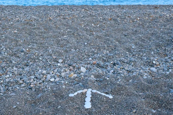 Concepto de flecha hacia adelante, flecha forrada con guijarros blancos sobre guijarros del mar negro — Foto de Stock