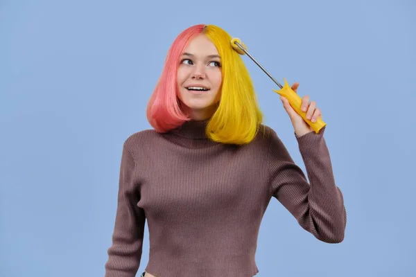 Hermosa chica se tiñe el pelo con rodillo de construcción — Foto de Stock