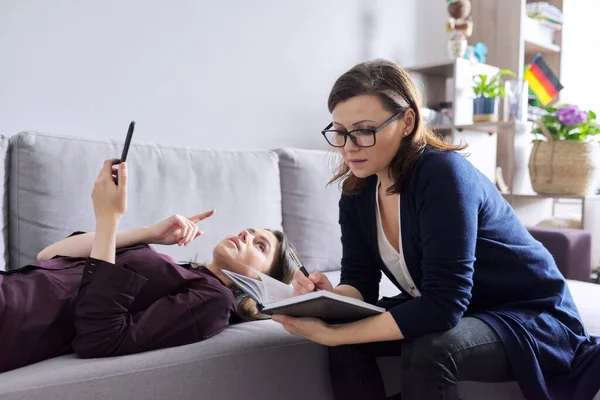 Mujer joven en consulta con psicólogo. Paciente mujer acostada en el sofá — Foto de Stock