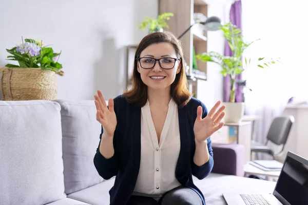 Woman teacher, mentor, psychologist looking at webcam of laptop, talking, counseling — Stock Photo, Image