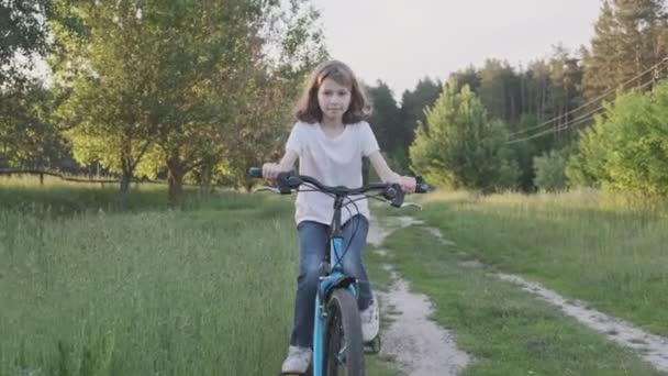 Kid meisje rijdt een fiets, meisjes eerste fiets succes, zonsondergang land weg, natuurlijke landschap achtergrond — Stockvideo