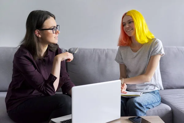 Adolescent étudiant fille 15, 16 ans a leçon individuelle de jeune femme professeur — Photo