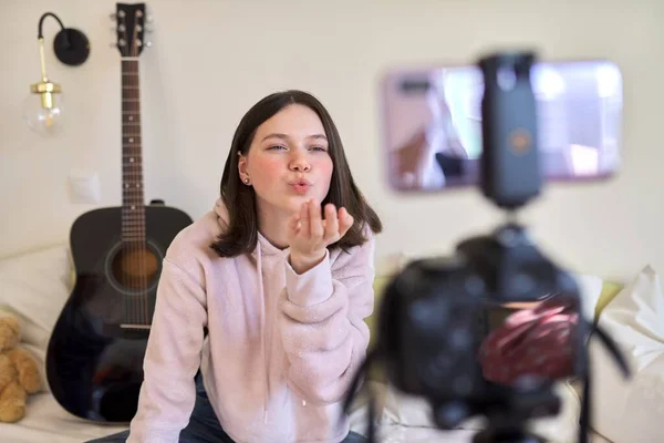 創造的なティーン女の子座ってホーム,ショー手ジェスチャーエアキス — ストック写真