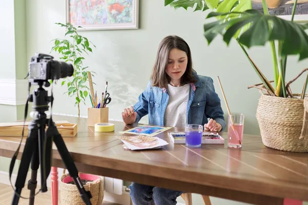 Creatief meisje tiener kunstenaar schilderen in aquarel — Stockfoto