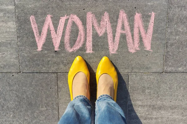Női koncepció, felülnézet a női lábakon és szöveg krétával írva a szürke járdán — Stock Fotó