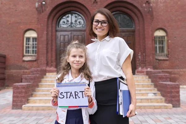 Starta skolan, kvinnlig lärare och flickelev tillsammans — Stockfoto