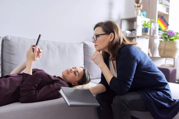 Jonge vrouw in overleg met psycholoog. Vrouwelijke patiënt liggend op de bank — Stockfoto