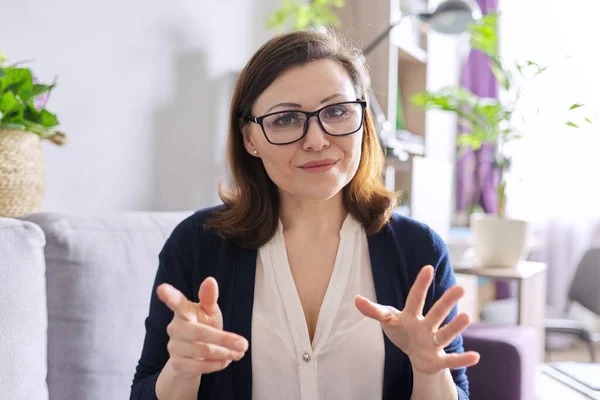 Vídeo chamada, videoconferência, mulher de negócios olhando para webcam, close-up rosto — Fotografia de Stock