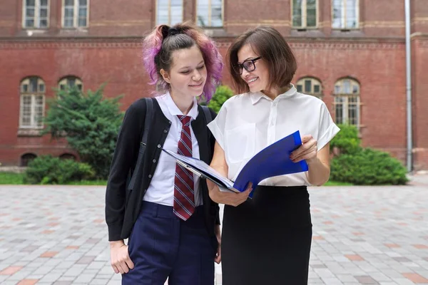 Ritratto all'aperto di parlare insegnante femminile e studente adolescente — Foto Stock