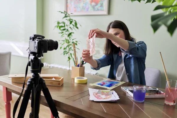 Creatief meisje tiener kunstenaar schilderen in aquarel — Stockfoto