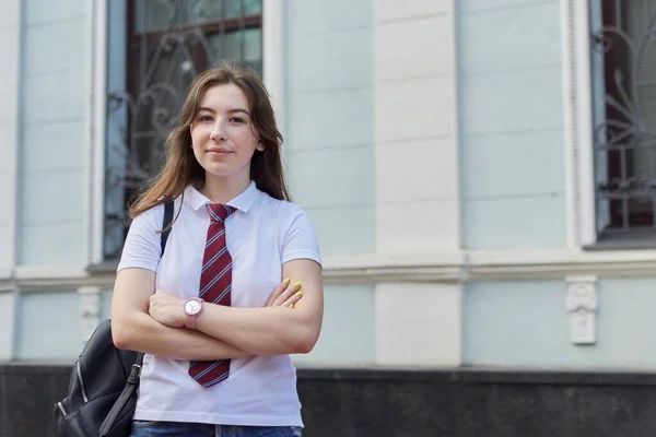 Retrato de menina estudante de 17, 18 anos de idade em camiseta branca com mochila — Fotografia de Stock