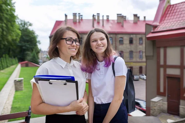 Portret tiener student meisje met vrouw leraar buiten school — Stockfoto