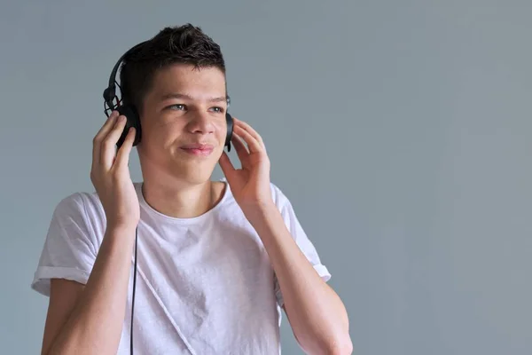 16岁男孩戴耳机听音乐的肖像 — 图库照片