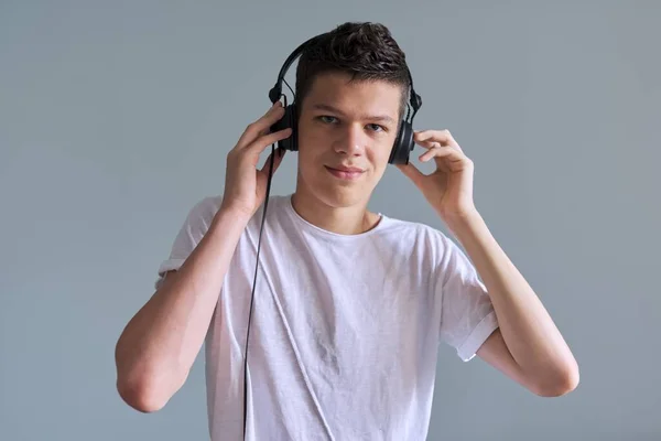 Портрет студента-подростка в наушниках, слушающего аудиоуроки, онлайн-тренинг — стоковое фото