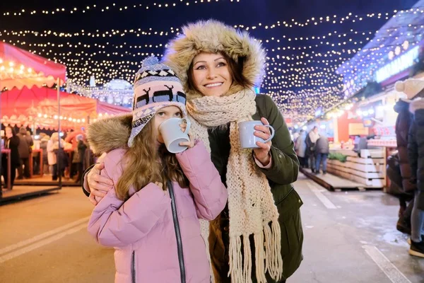행복 한 엄마와 딸이 함께 걷고 크리스마스 마켓에서 핫 머그 차를 마시면서 — 스톡 사진