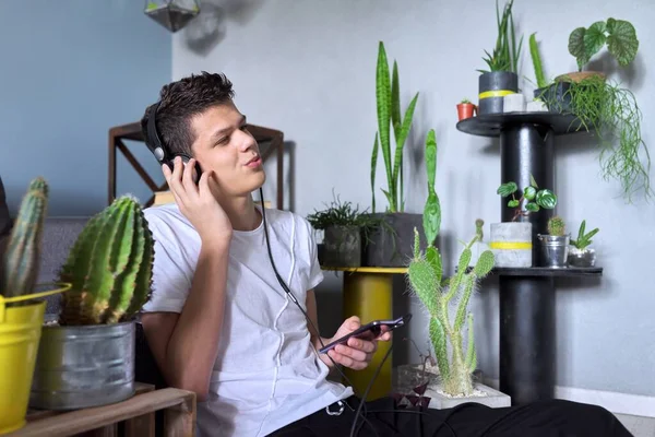 Portré tizenéves fiú 16 éves fülhallgató zenét hallgatni — Stock Fotó