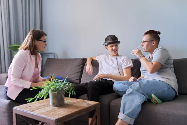 Moeder met haar tienerzoon bij ontmoeting met maatschappelijk werkster, psycholoog — Stockfoto