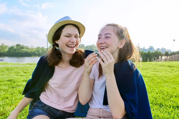 Freundinnen Teenager haben Spaß auf Gras sitzen an einem sonnigen Sommertag — Stockfoto